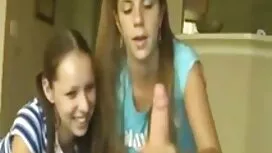 ソファの上に若い女の子、二人の友人、破壊 ...