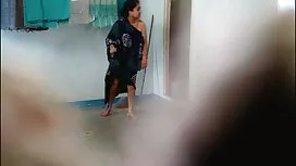 彼女のボーイフレンドの洗濯は彼女の滑りか ...