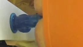 吸っておいしいミルクでお尻を満たします。 ...