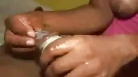 彼女は彼に彼女のガールフレンドslut絶 ...