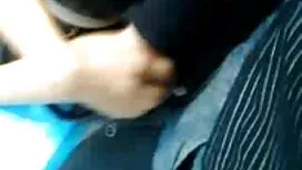 彼の母親と一緒に小さな男の子、ベッドの中 ...
