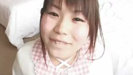 彼は彼のガールフレンドのお尻と猫に指を置 ...