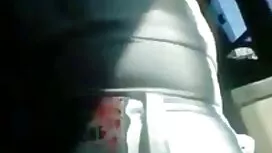 レースのパンティーとティナを引っ張る a ...