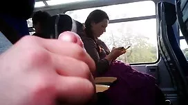 路上で女の子を探しています 女性 の た ...