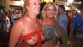 部屋の中のパレジータ 女性 見る av