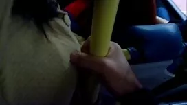 女の子は彼女のお尻に座っている彼女は縫製 ...