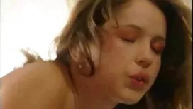 彼女は彼女の妹の目とお尻をカバーしました ...