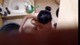 彼女は熱いミルクで満たされているそれの一 ...