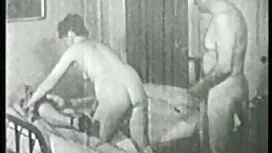 彼の睡眠中の父親は彼に彼の娘に比べて彼の ...
