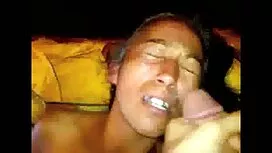 非常にスリムなスペイン近所の人が集まりを ...