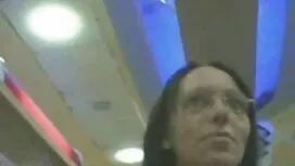 彼の甥の黒いコックを吸って路地で 女の子 ...