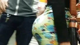 何かと彼女の足の間に私の友人は少し 女性 ...
